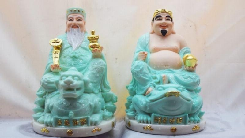 Hình ảnh một chiếc bát sứ bị vỡ thành nhiều mảnh vương vãi trên sàn nhà